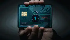 Een persoon die een creditcard vasthoudt met een slotsymbool erop om kredietbescherming weer te geven.