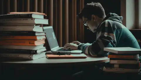 Een persoon die studeert met een laptop en boeken voor zich, wat staat voor de voorbereiding die nodig is om het CompTIA Security+ certificeringsexamen te halen.